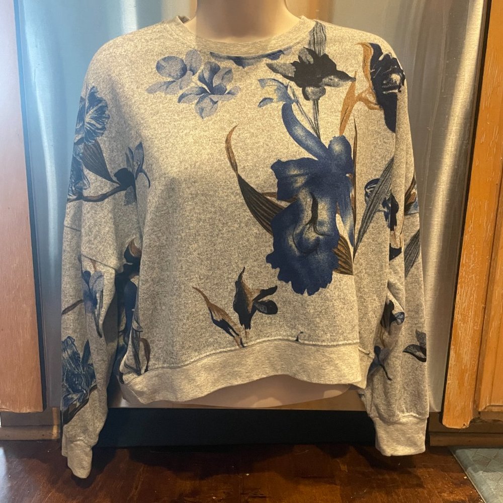 Cute crop light sweater